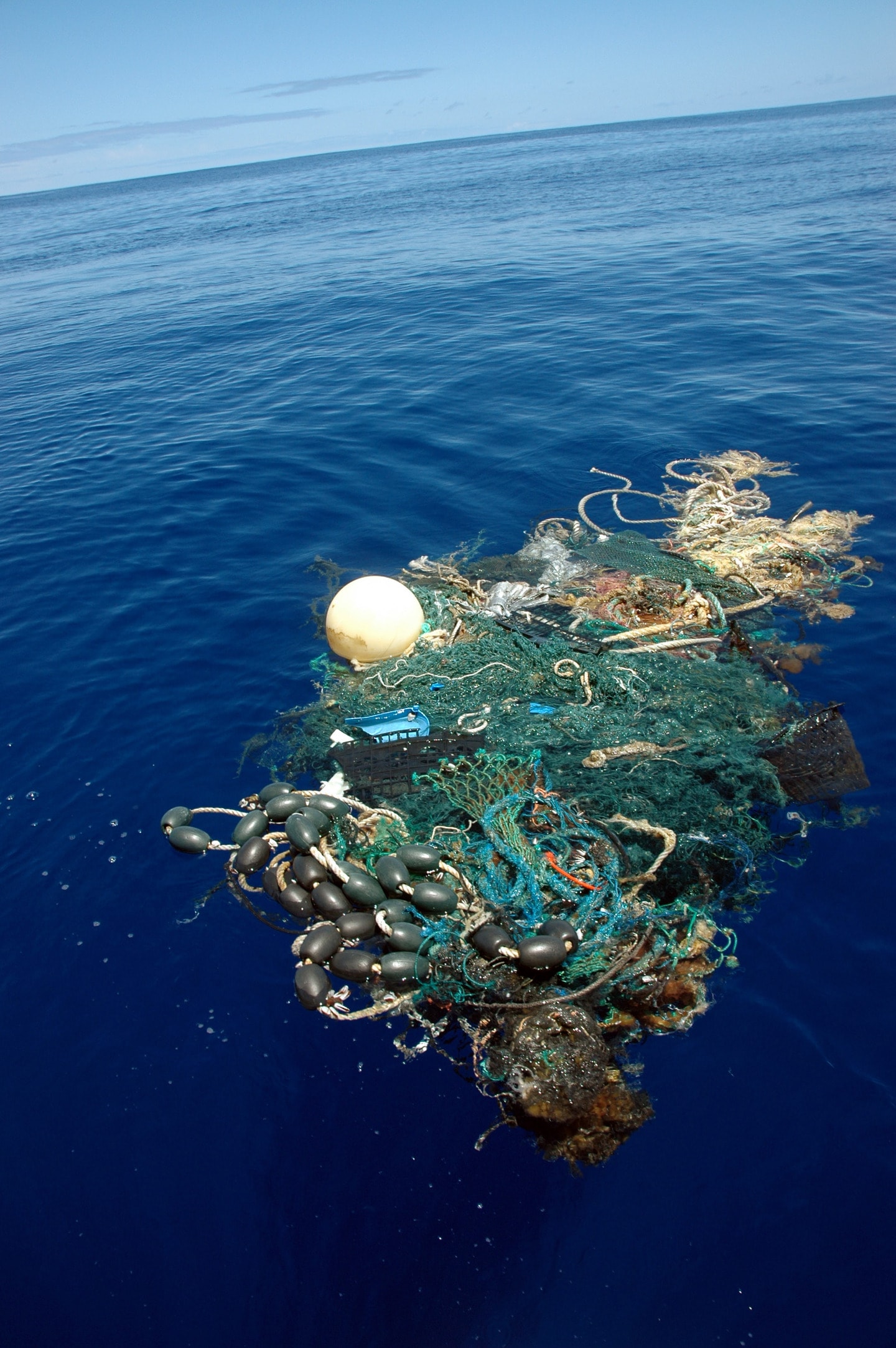 plastic in de zee